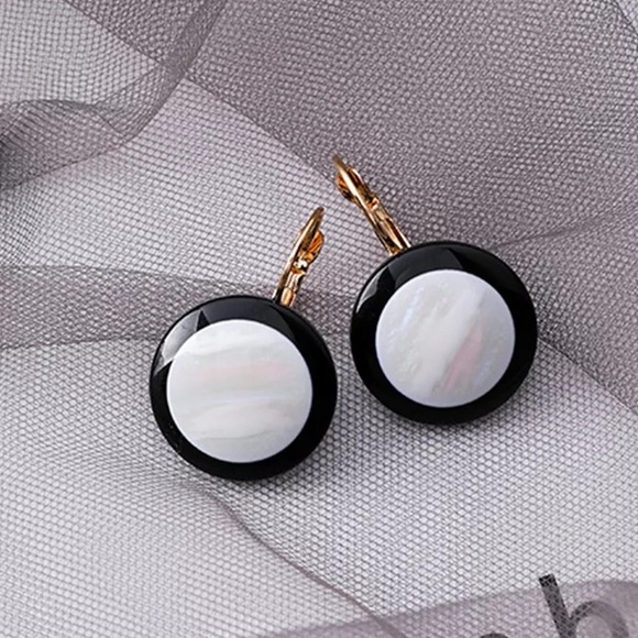 2 for $28-Vintage Shell Hoop Round Earrings - Picture 2 of 3